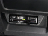 高速道路の利用に便利なETCも装備しております!オプションのビルトインカバーで運転席右側にすっきりと装備されており、カードの抜き差しもしやすいです!!