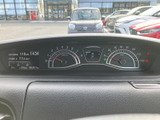 速度や燃料残量など、運転に必要な情報がメーター内にまとまって表示されます。中央の表示部でも各種情報を確認でき、視線移動を抑えながら走行中の状況を把握しやすい構成です。