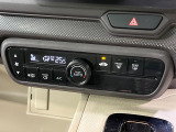 【オートエアコン】一度お好みの温度に設定すれば、車内の温度を検知し風量や温度を自動で調整。暑い&hellip;寒い&hellip;と何度もスイッチ操作をする必要はありません。快適な車内空間には必須の機能ですね♪