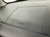 【助手席エアバッグ】SRSエアバッグとはシートベルトの働きを補助して衝突した時に乗員の衝撃を軽減するシートベルト併用式エアバッグ。前面衝突時に瞬時に膨らみ、頭部と胸部の衝撃を軽減します。