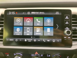 画面にはナビや電話、FM、Bluetooth Audioなどの項目が並び、使いたい機能を見つけやすい表示です。スマートフォン連携やUSBにも対応したメニューで、日々の移動を便利にサポートします。