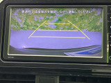 後退時に車両後方の映像とガイドラインを画面で確認でき、駐車枠への位置合わせや障害物との距離感をつかむ際に役立ちます。周囲を直接確認しながら使える安心の装備です。