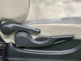 運転手の体格に合わせて運転席の座面の高さ調整ができるシートリフターが付いてます