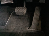 マツダ車の共通するポイントに前輪を前に出し運転席足元スペースを広げたこと!これによりホイールハウスが邪魔にならずにドライバーの中心線を基準とした位置へのペダル配置が可能となりました!
