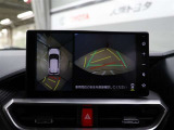 パノラミックビューモニター付きです。車両を上から見たような映像をディスプレイオーディオ画面に表示。運転席からの目視だけでは見にくい、車両周辺の状況をリアルタイムでしっかり確認できます。