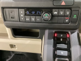 セレクトレバーの左上にオートエアコンがついてますので簡単操作で快適に過ごせます。シートヒータースイッチ内蔵で運転席用に温度設定ができます。