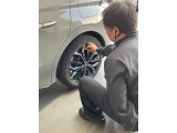 専任スタッフがホイールの汚れを落とし綺麗に仕上げます。