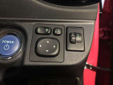 電動格納式ドアミラー付き。 狭い駐車場へ停めた時に、ボタン1つで左右のミラーをたたむ事ができます。