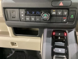 セレクトレバーの上にオートエアコンがついてますので簡単操作で快適に過ごせます。運転席にはシートヒータースイッチ内蔵で温度設定ができます。