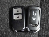 ◆スマートキー◆カギをバッグやポケットに入れたままでもドアロックの開閉ができる『スマートキー』付き!雨天や暗くなってもカギを取り出す必要がなくドアの開錠&エンジンも始動できます