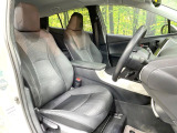 運転席まわりには十分なスペースがあり、大柄な方でもゆったり運転していただける環境です。