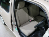 程よい硬さとホールド性が高いシートで長時間運転も快適です。