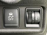 運転席まわりには走行を支援するスイッチや照明調整用のダイヤルが配置されています。表示が確認しやすく、必要な設定を把握しやすい構成で、日常の運転に役立ちます。