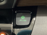 ECON モードをON にするとアクセルペダルの動きに対するエンジンの反応とエアコンの制御を切り換えることで、燃費のいい運転をするドライバーがペダルを踏んだ時と同じようにエンジンを制御します。