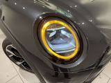 MINIを熟知したメカニックによる、100項目の納車前点検。ドイツ本国と同様の教育・訓練を受けたメカニックが、100項目にも上るポイントを徹底的に点検、整備した後にお客様にお引渡しします。