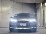 ●一目でAudiとわかる特徴的なシングルフレームグリル・LEDランプ。精悍なフロントマスクからAudiのスマートで上品なブランドを連想させてくれます。女性にも大変ご好評頂いております。