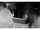運転席と助手席の間にセンターロアボックスがあります!