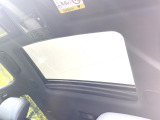 【サンルーフ】開放感たっぷりの希少装備、サンルーフが装着されています!車内に明かりを取り入れたり景色を楽しむ以外にも、車内の空気も簡単に換気できて快適です!