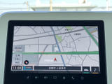 高精細な地図表示で、スムーズなルート案内を実現。細かな道路情報も確認でき、初めての場所でも安心です。運転に集中できます。