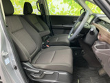 前席は視界が広く、運転席から前方や周囲を確認しやすいレイアウトです。シートには体を預けやすい形状が採用され、乗り降りもしやすい高さ。足元にもゆとりがあり、日常使いに便利です。