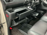 【グローブボックス】車検証や保険証、保険関連書類、整備用グローブなどの必要書類・小物を、助手席から運転席へすぐに取り出せる場所に整理して保管できます。車内の小物整理に役立ちます!
