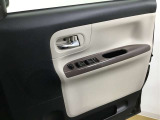 シンプルなデザインで内装色に溶け込むドアトリムを使用しています
