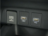 ◆USBチャージャー、12Vの電源ソケット◆使いやすい場所に装備されています。
