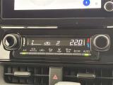 オートエアコンは温度を設定するだけで、自動で風量などを設定してくれます。運転しながら操作も必要ないので、安全性も向上します。