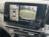 空から車を見たような「アラウンドビューモニター」!車の周りが一目で確認できるので、小さなお子様や障害物があっても安心して乗ることができます。