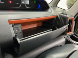【インパネアッパーボックス】サッと取り出せてサッとしまえる、運転席の目の前にはボックスが装備されております!薄型のボックスティッシュなど収納可能☆