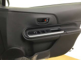 シンプルなデザインで内装色に溶け込むドアトリムを使用しています