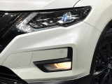 【LEDヘッドライト】悪天候や夜間走行時も良好な視界を確保し安心して運転できる高輝度LEDヘッドライトを装備!点灯速度が早く、消費電力も抑えられています。