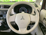 手になじみやすい形状で、運転中にしっかり握りやすいステアリングです。中央にはエアバッグの表示があり、視界の先にメーターも収まるため、運転時の確認をスムーズに行えます。
