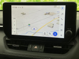 地図を画面いっぱいに表示し、現在地や周辺の道路を確認しやすいナビ画面です。縮尺変更や検索などの操作項目も表示され、目的地までのルート確認を日常の移動に役立てられます。