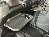 【格納式シートバックテーブル】車内でのお食事などで活躍♪カップホルダーも備えています。