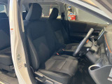 運転席まわりです。運転席からの視界が左右に広く隅々まではっきりと見渡せます!クルマの前端も把握しやすく安心して運転できます!