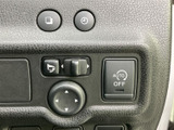 ミラー調整や各種設定に関わるスイッチが運転席側にまとまり、必要な操作箇所を見つけやすい配置です。ボタンの表示も確認しやすく、普段使いに便利な操作環境です。