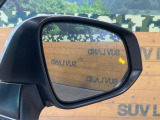 【ブラインドスポットモニター】走行中、ドアミラーの死角になりやすい箇所に後続車が接近するとサイドミラーのレンズに警告を表示!ドライバーに注意喚起をしてくれます。