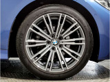 【BMWアロイホイル】軽量かつ強度に拘ったアロイホイル。走行性能ポテンシャルを引き出す設計。車の足元を引き締めてくれる大きなポイントはアロイホイルです。