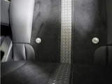◆ISOFIX◆シートベルトいらずでチャイルドシートと固定金具を連結するだけでガッチリ固定できます。