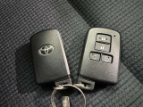 スマートキーをポケットやバッグに携帯していれば、キーを取り出すことなくドアハンドルを握り解錠、ドアハンドルのセンサーに触れるだけで施錠できます。