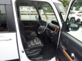 運転席シートに破れなどはございません。