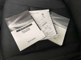 メンテナンスノート、取扱説明書です。 その車の整備記録が事細やかに記録されています。 車が生まれてから今までどのような道を歩んできたのか判るとても重要な物ですよ。