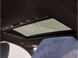 【サンルーフ】高級車のマストアイテムのガラス・サンルーフ。開放感のある室内空間を演出してくれます。