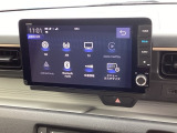 HondaCONNECT対応の便利なナビディスプレー。お持ちのスマートフォンと連携して、ナビやBluetoothでの音楽再生が可能です。デザインはもちろん、操作性も良好です。