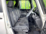 運転席まわりには十分なスペースがあり、大柄な方でもゆったり運転していただける環境です。