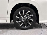 タイヤサイズは(205/55R17)で純正アルミホイールです