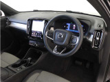 インストルメントパネルは僅かに運転席側へと傾けられているほか、余計なスイッチ類を可能な限り排し、運転に集中しやすい環境を造り出しています。