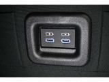 運転席後USB端子ソケット装備!