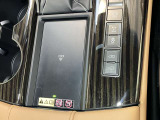 「おくだけ充電」装備。スマートフォンを置くだけで充電可能な便利機能です。